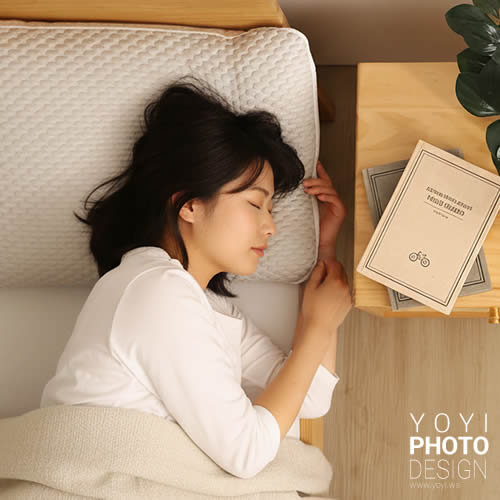 女性側睡在白色機能枕上，享受舒適睡眠的特寫。